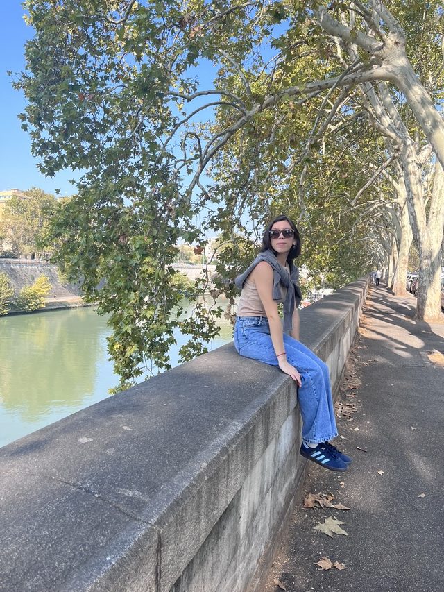 Sentada frente a un río, de viaje