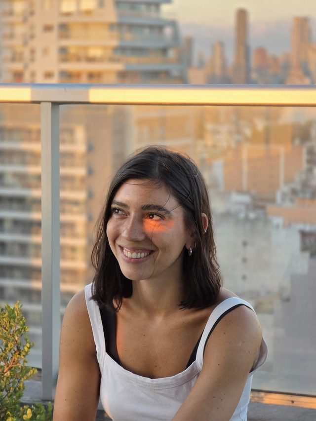 Atardecer en una terraza en la ciudad
