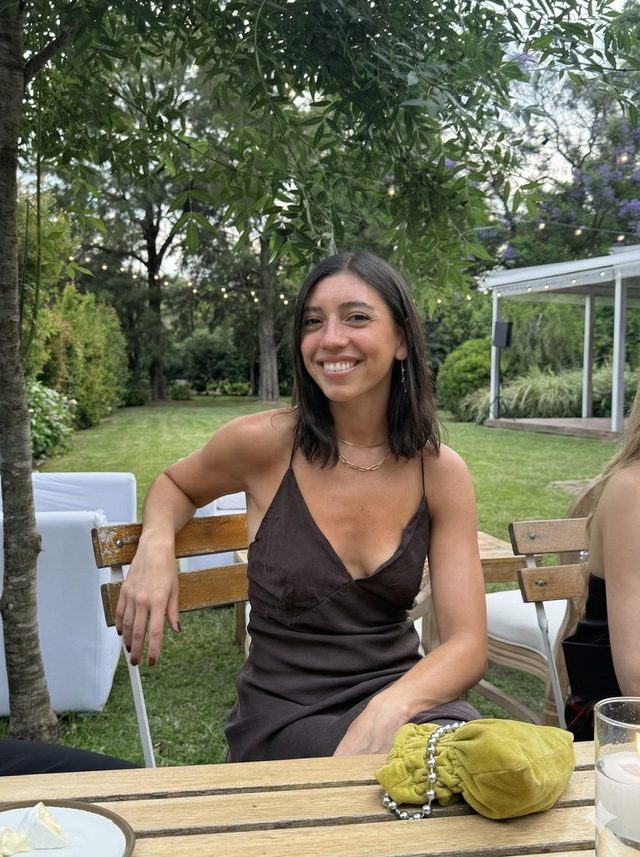 Cena con amigas en un jardín