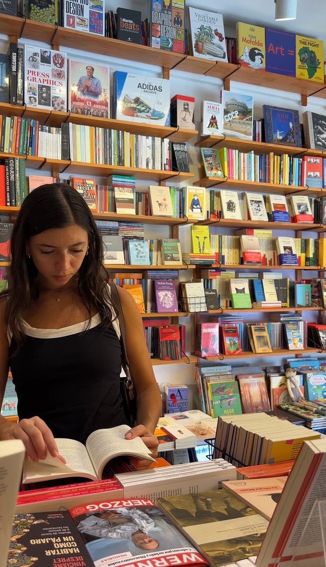 Leyendo en una librería