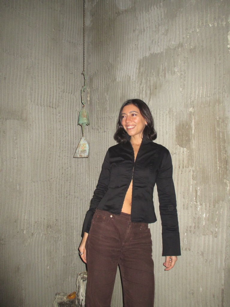 Posando frente a unos lockers rojos