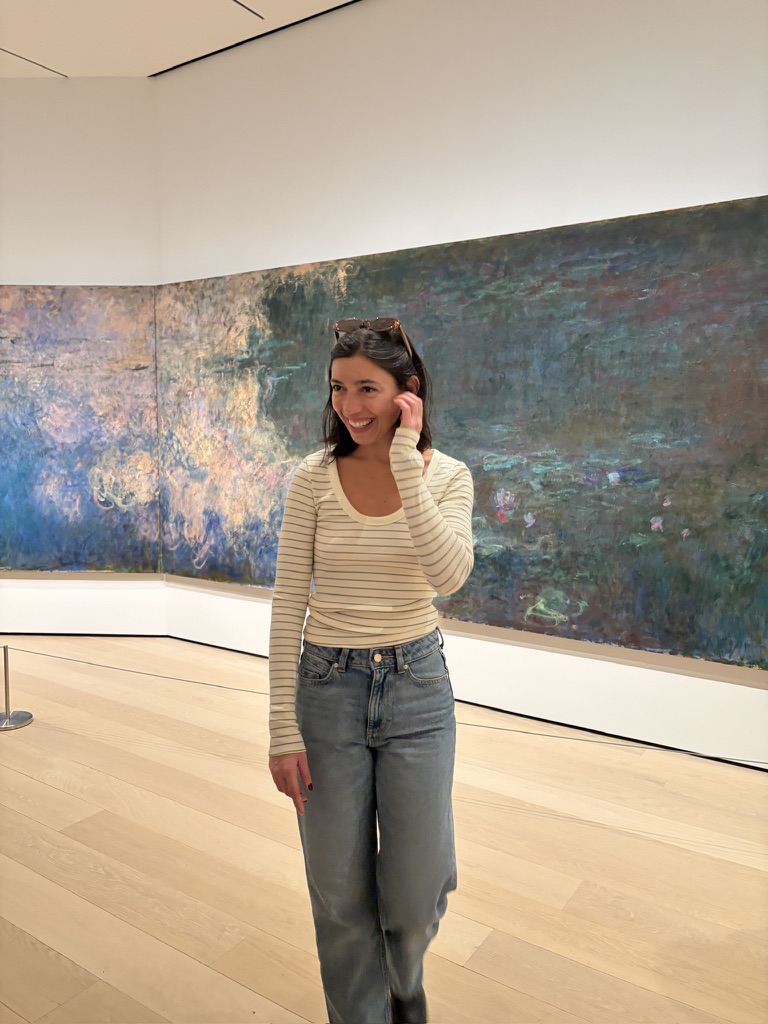 En un museo, frente a los nenúfares de Monet